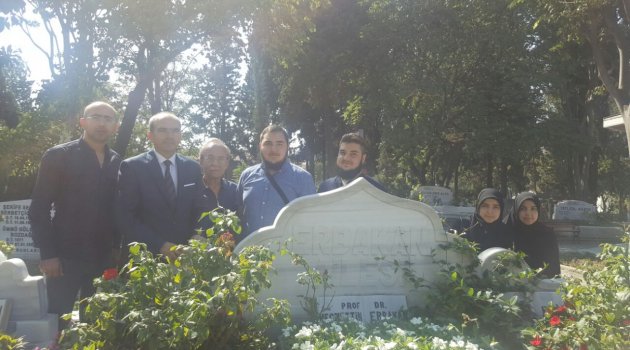 Başbakan Necmettin Erbakan hocamızı makamında ziyaret ettik